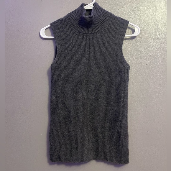 Neiman Marcus Cashmere Turtleneck Sleeveless Top - Picture 2 of 3